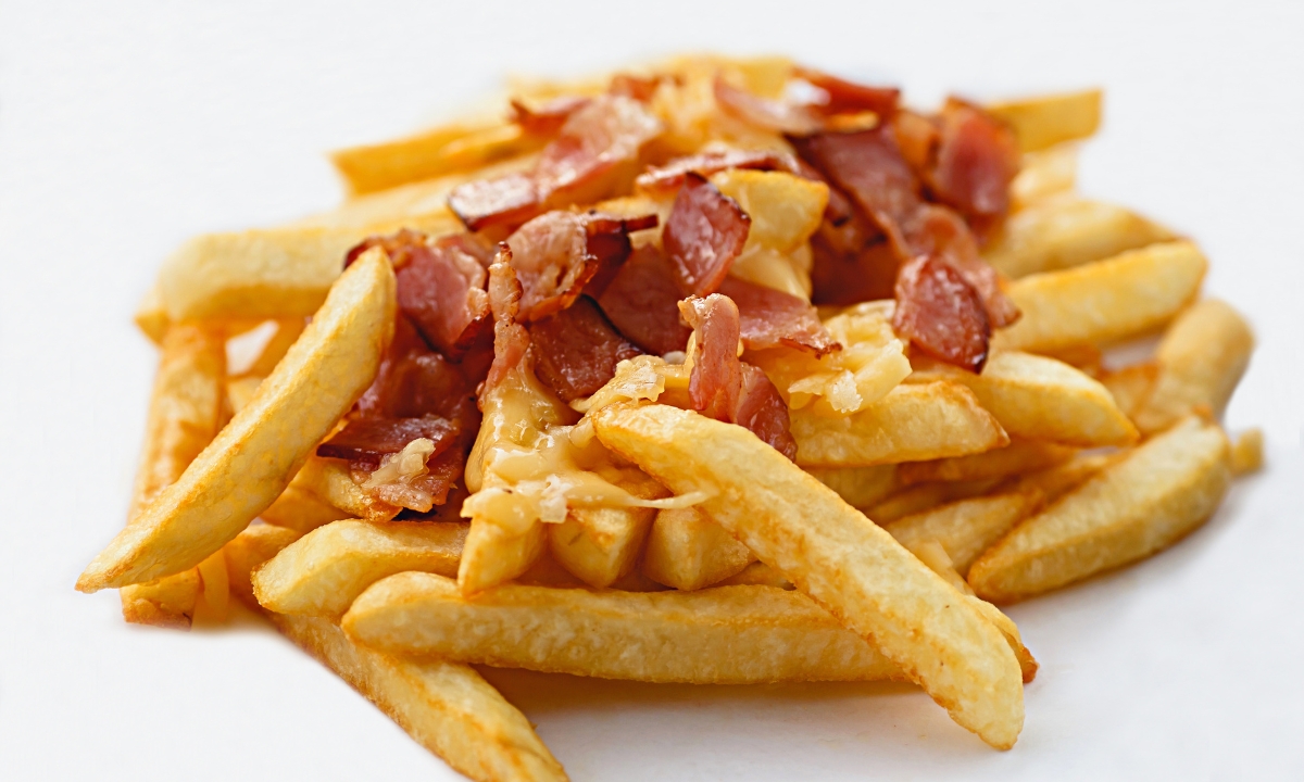 Batatas fritas com bacon e queijo