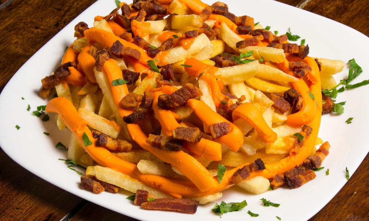 Batatas fritas na airfryer com bacon e cheddar