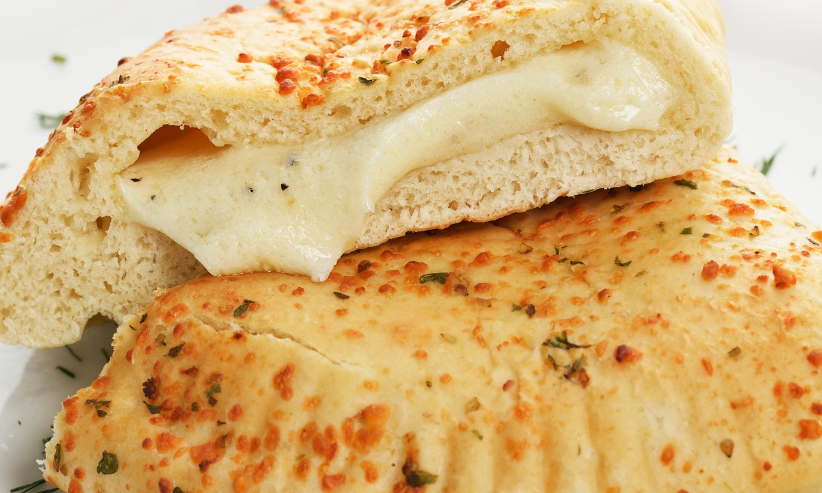 Calzone com queijo cremoso