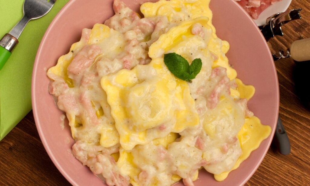 Ravioli de Presunto com Molho Branco Cremoso