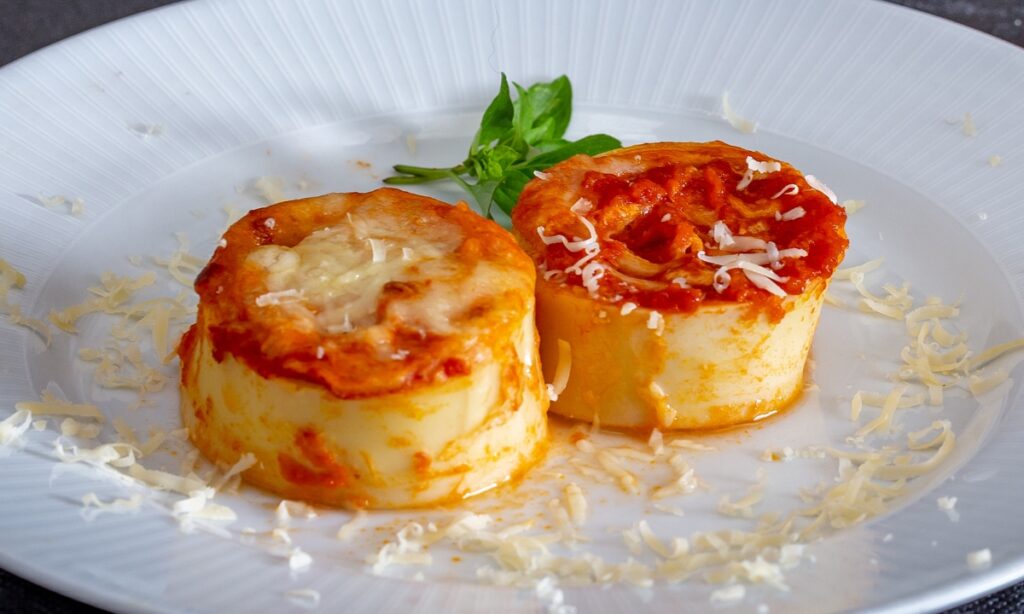 Rondelli italiano com molho de tomate e queijo