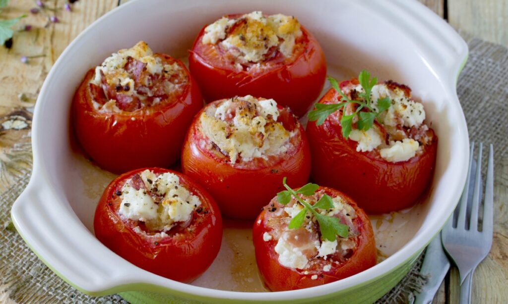 Tomates assados com bacon e queijo feta