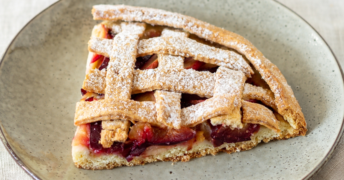 torta de maçã com ameixa