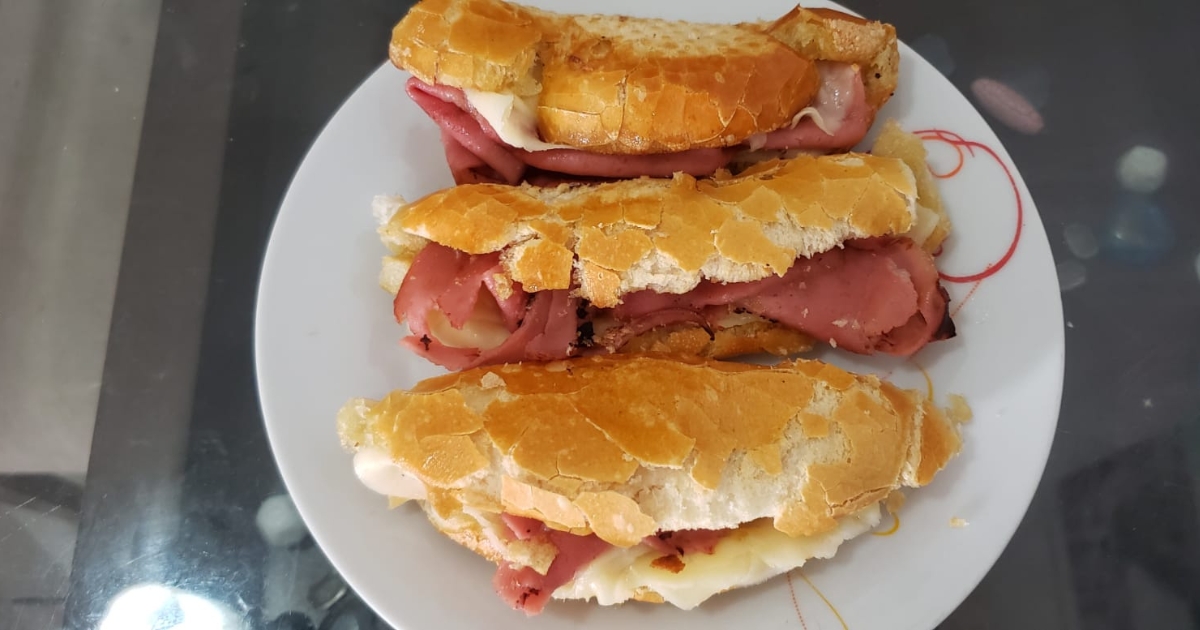 Pão frito com queijo e mortadela