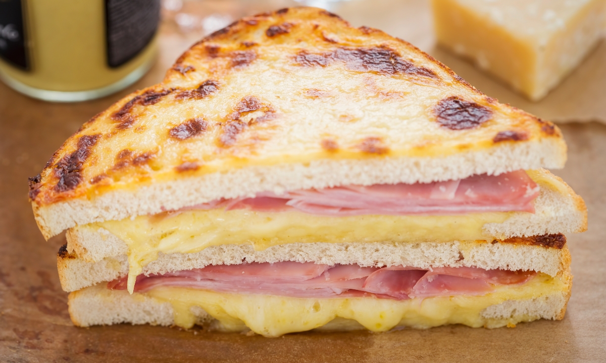 Sanduíche de queijo e presunto no forno