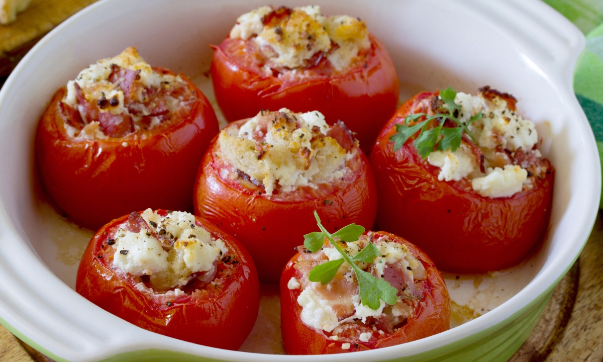 Tomates recheados com queijo e bacon