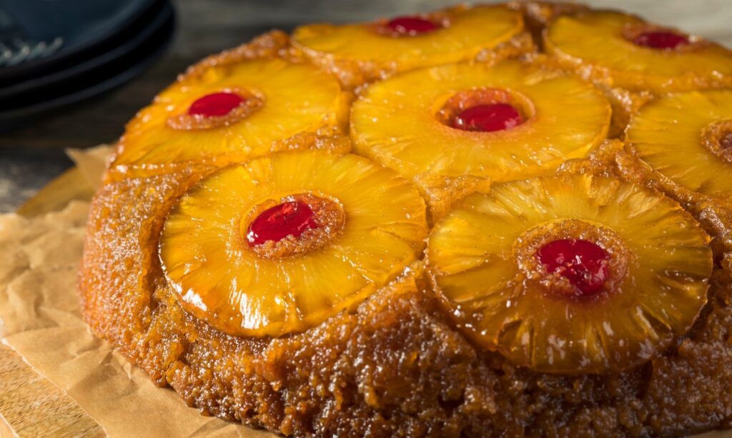 bolo de abacaxi simples com pedaços