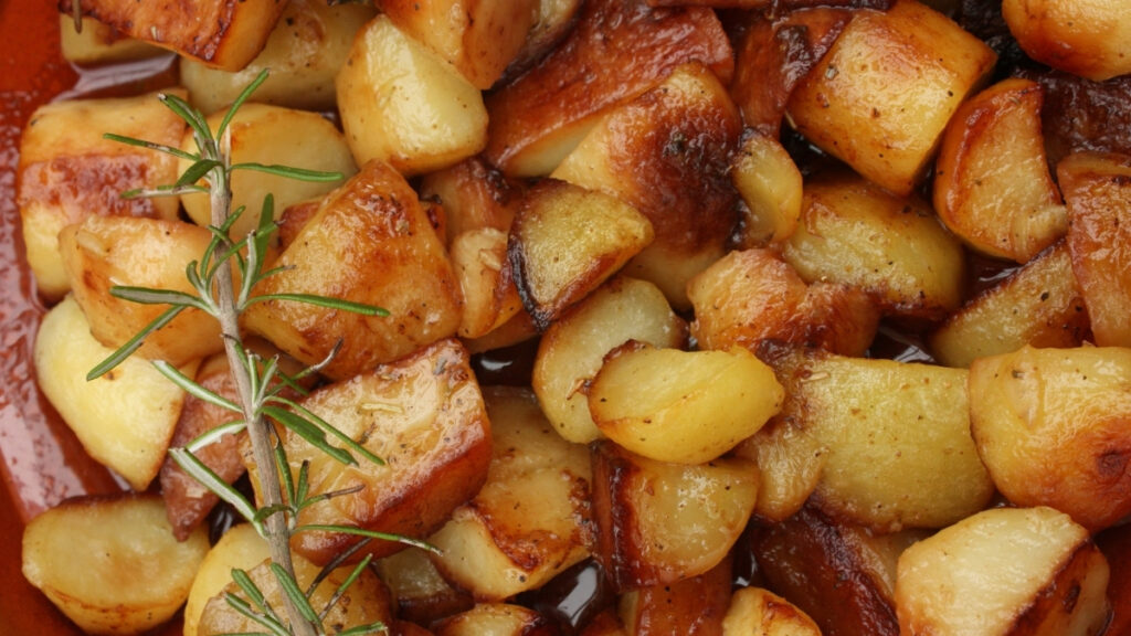 Batatas em cubos assadas ao molho de tomate