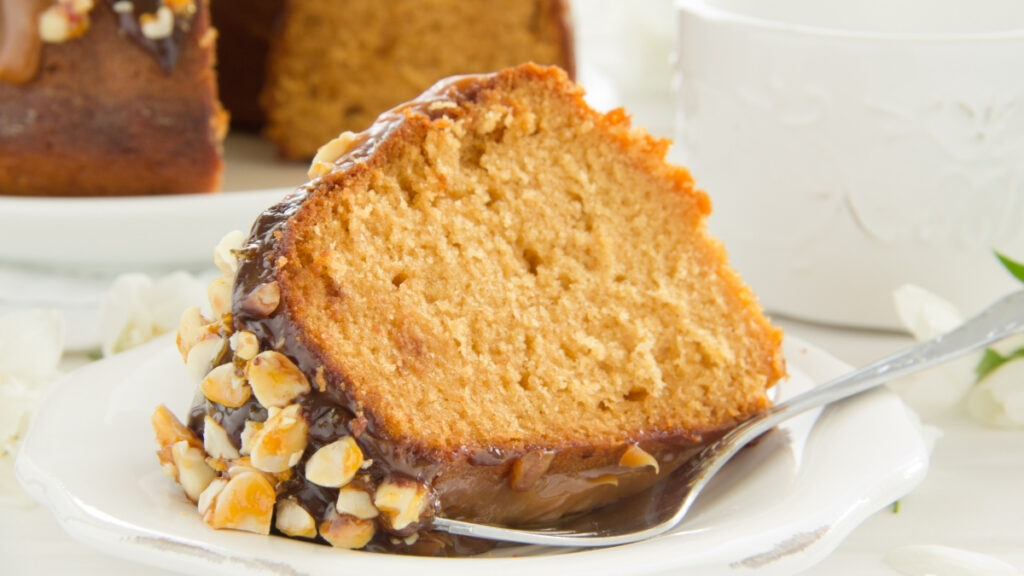 Bolo de baunilha com chocolate e amendoim