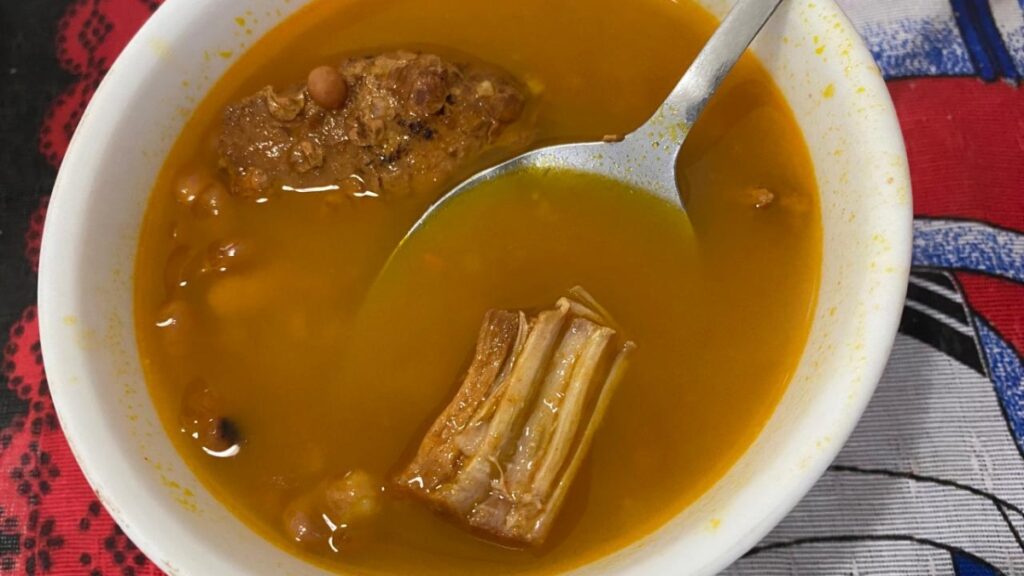 Caldo de feijão com carne