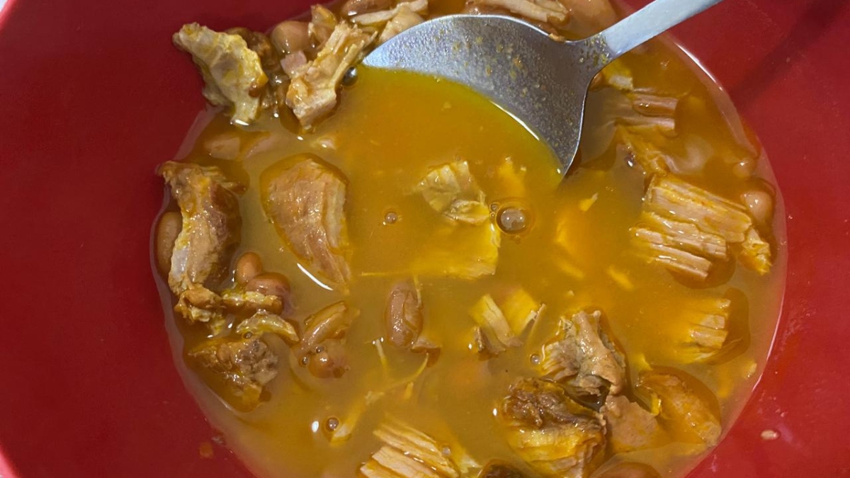 Caldo de feijão com carne desfiada