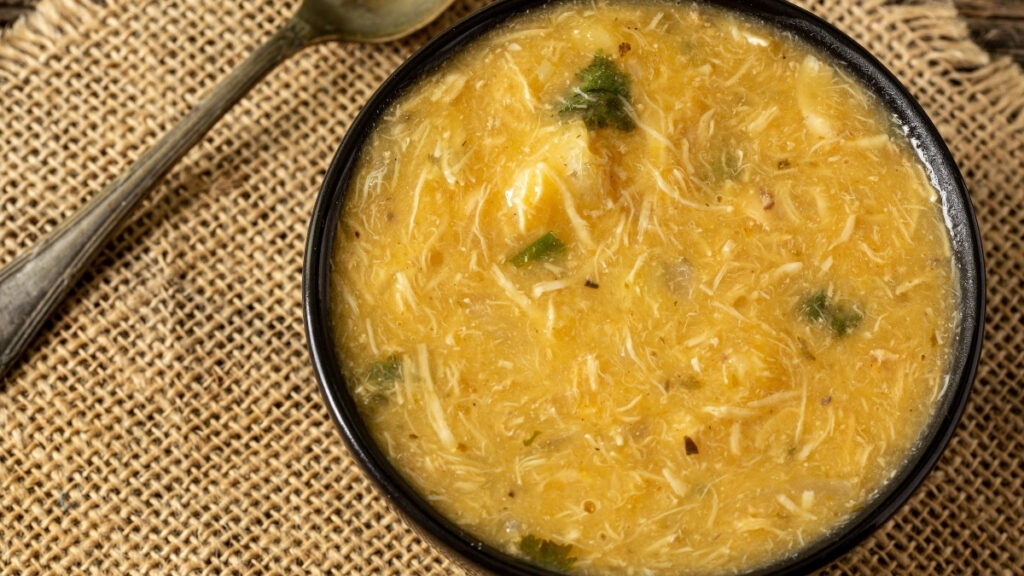 Caldo de mandioca com frango desfiado