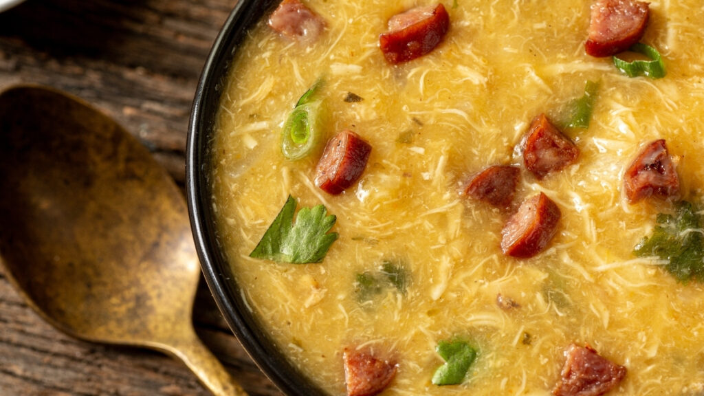 Caldo de mandioca com frango e calabresa