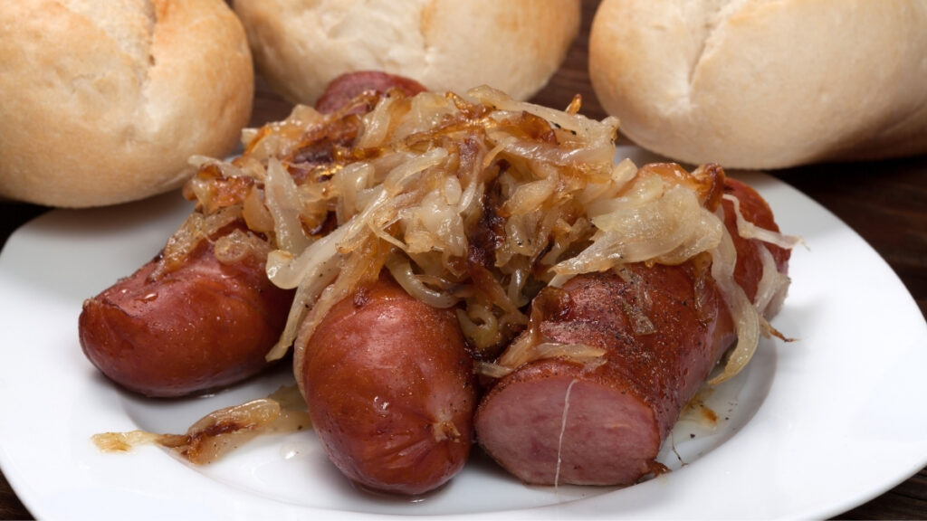 Linguiça com cebola frita