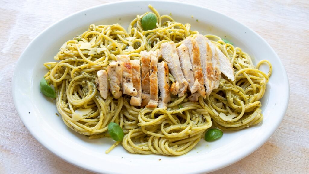 Massa ao Pesto com Frango Grelhado