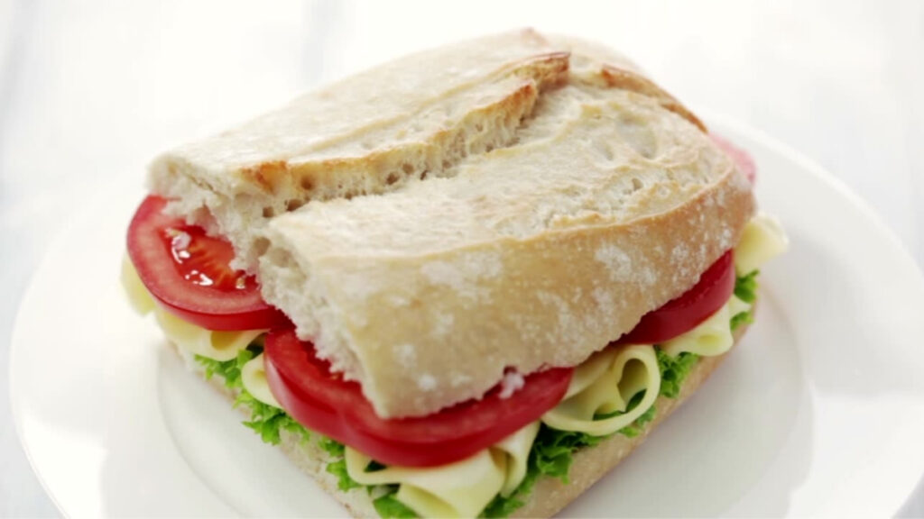 Sanduíche de queijo salada e tomate