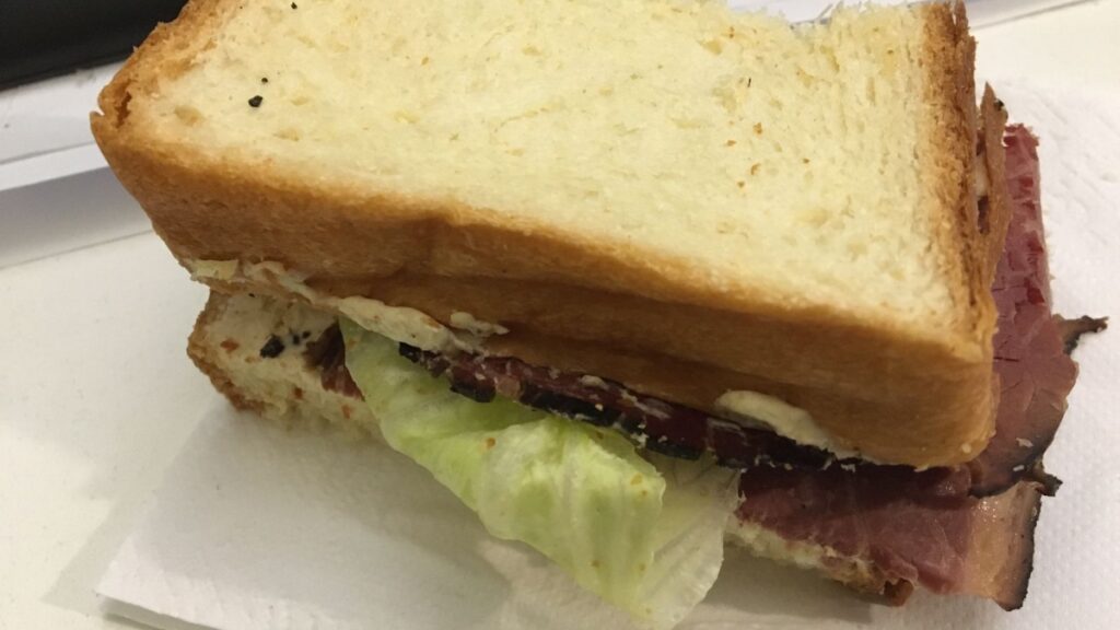 Sanduiche rosbife com salada