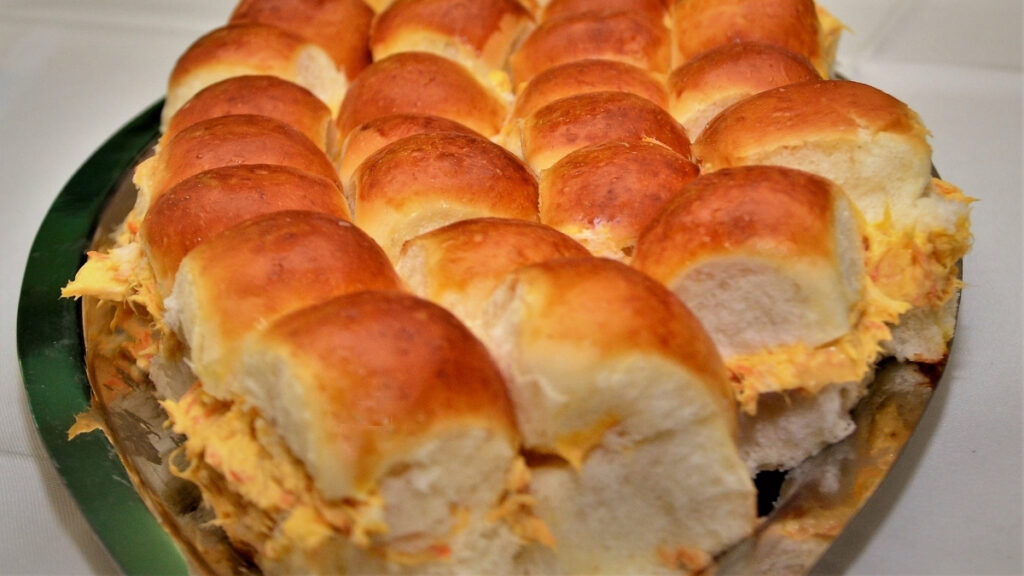 Pãezinhos de leite recheados com patê de frango