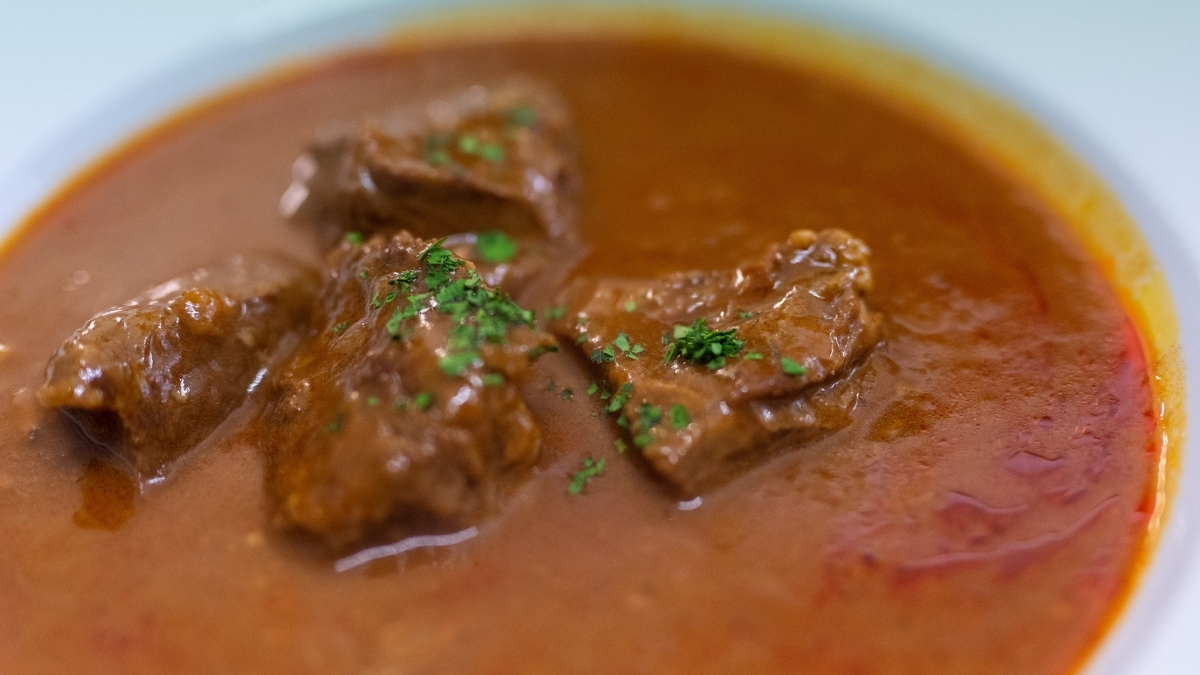 Sopa com carne em cubos