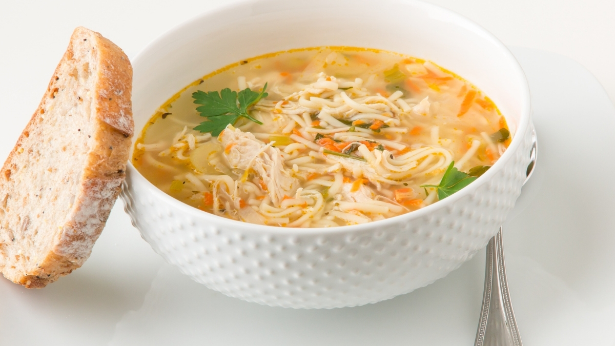 Sopa de frango desfiado