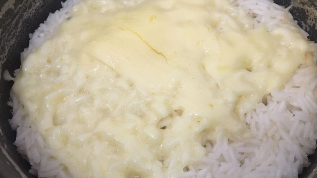 arroz com queijo mussarela