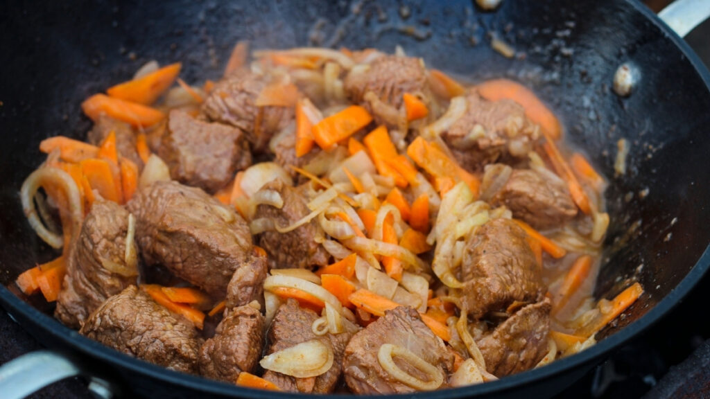 carne cozida com cenoura picada