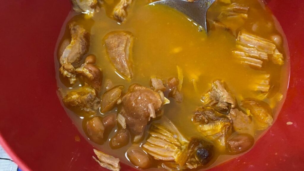 caldo de feijão com carne de porco em pedaços