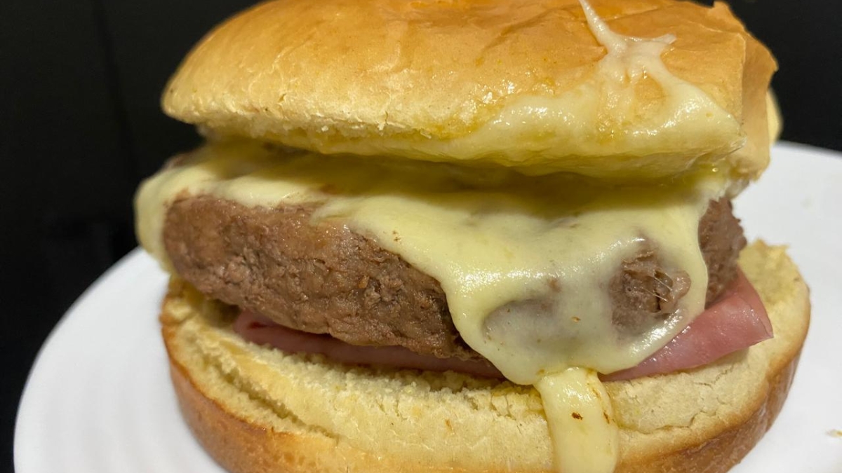 hambúrguer caseiro com queijo cremoso