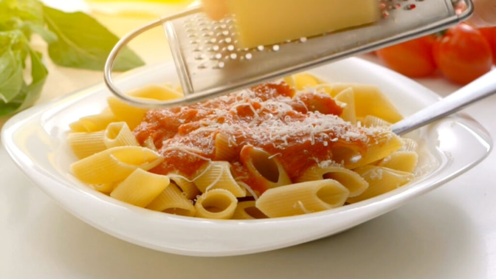 macarrão ao molho de tomate com queijo ralado