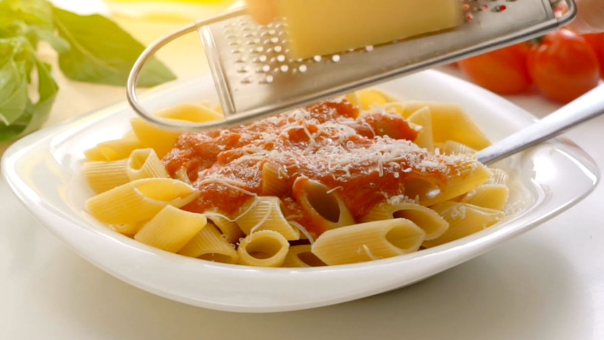 macarrão ao molho de tomate com queijo ralado