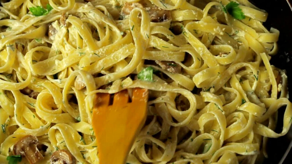 fettuccine com queijo e cogumelos fritos ao molho branco