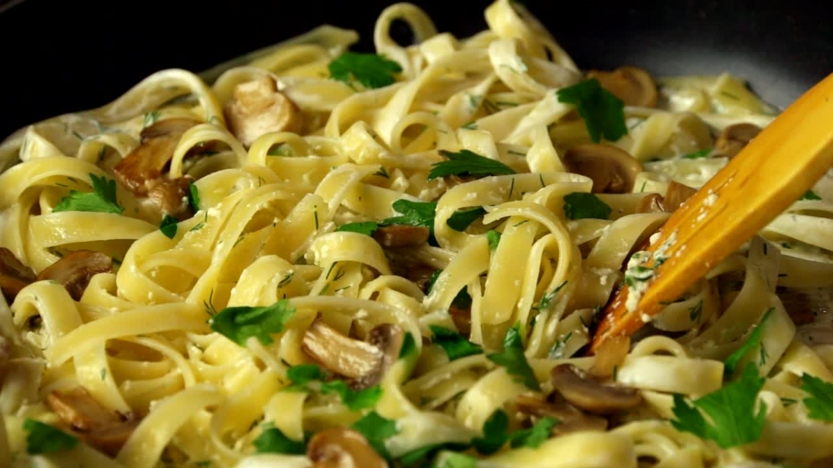 macarrão com queijo e cogumelos fritos ao molho branco