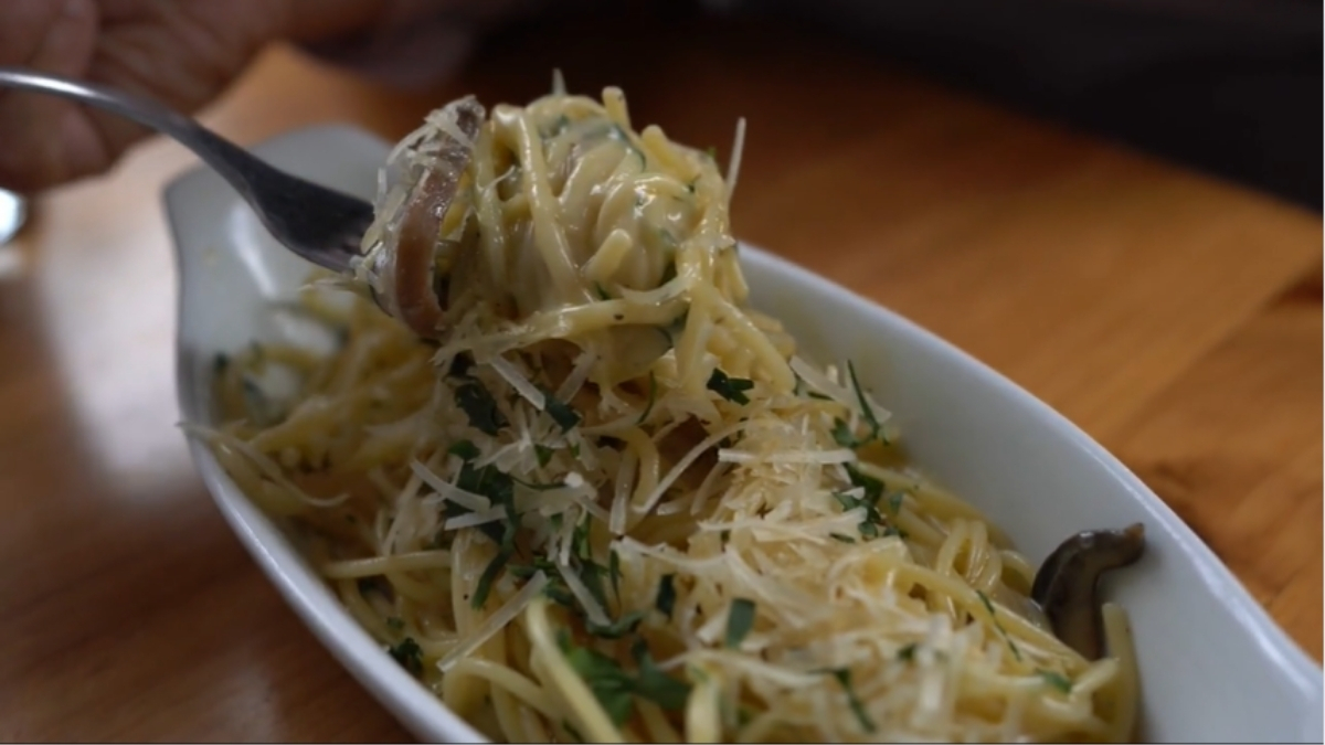 macarrão com queijo parmesão e cogumelos