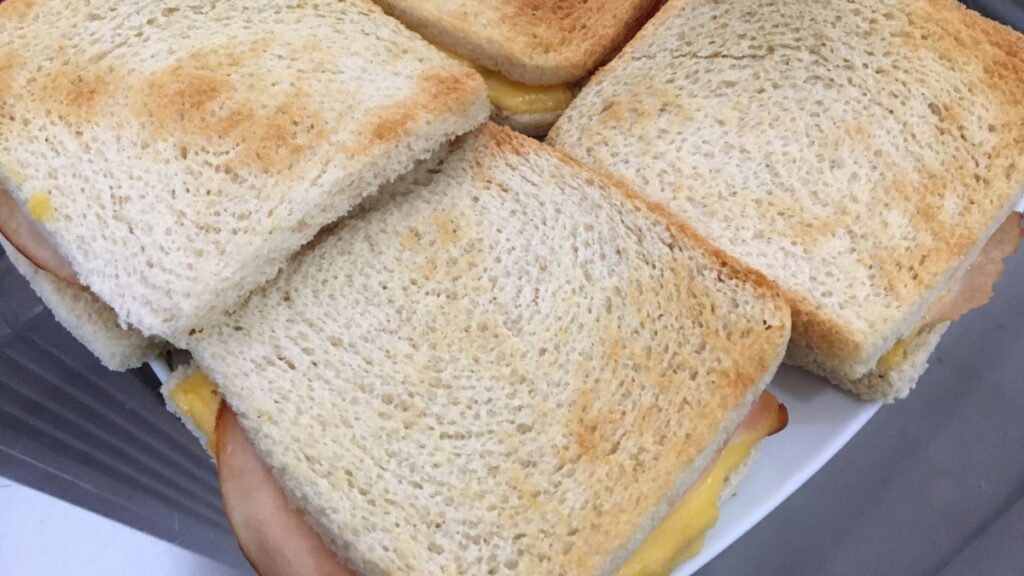 pão de forma no forno recheado