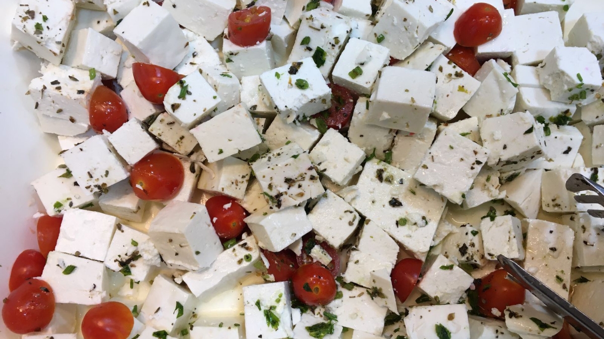 Queijo branco com tomate cereja