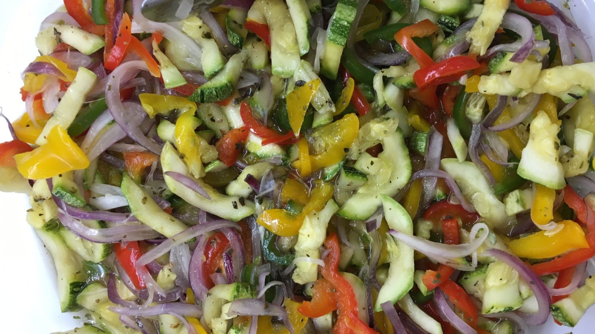 salada de abobrinha e pepino picado pimentões e cebola roxa