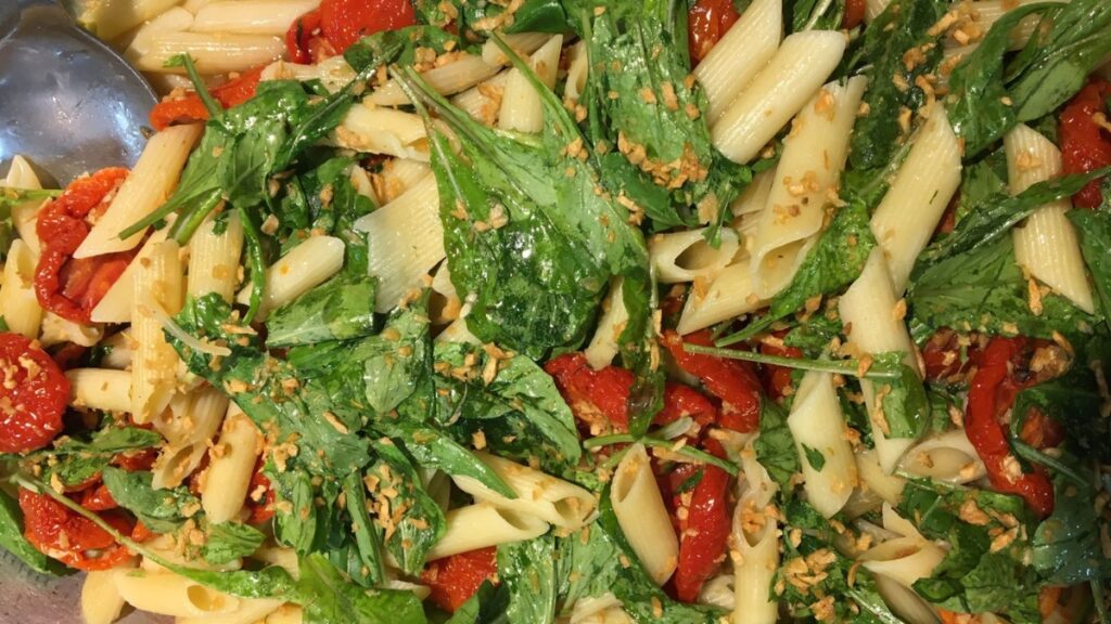 salada de macarrão com rúcula e tomate seco