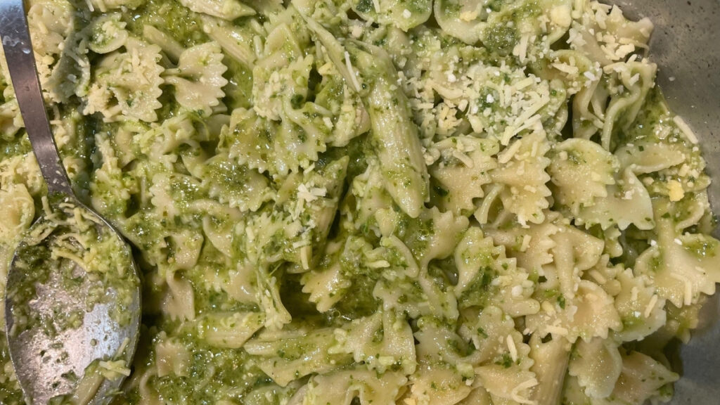 Farfalle ao molho pesto