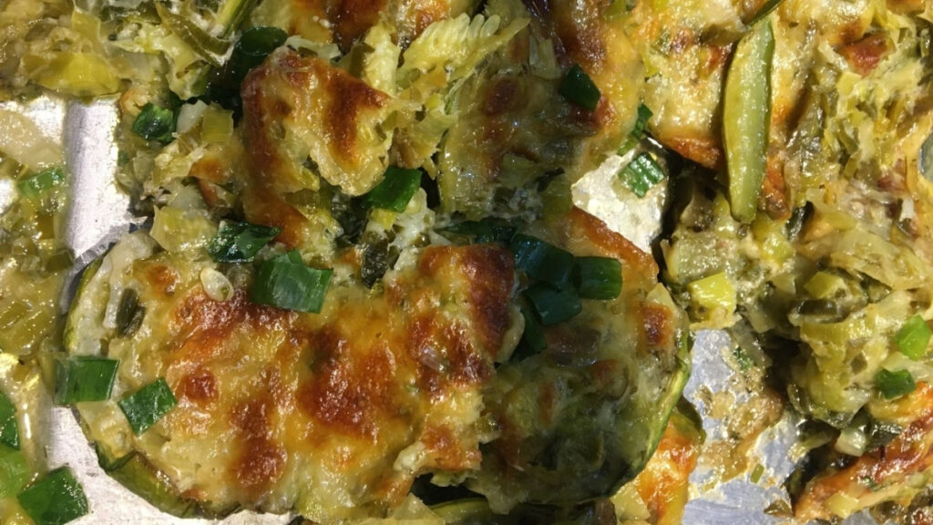 Gratinado de abobrinha com queijo e cebolinha