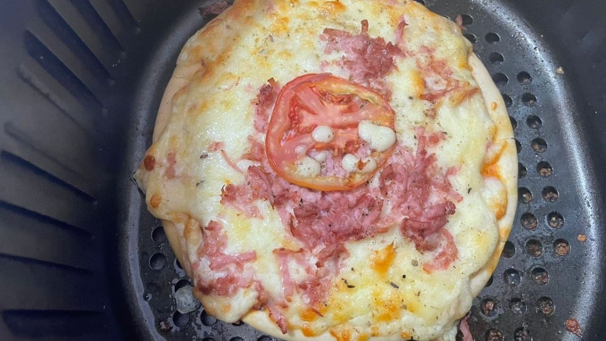 Mini pizza de presunto e queijo na airfryer