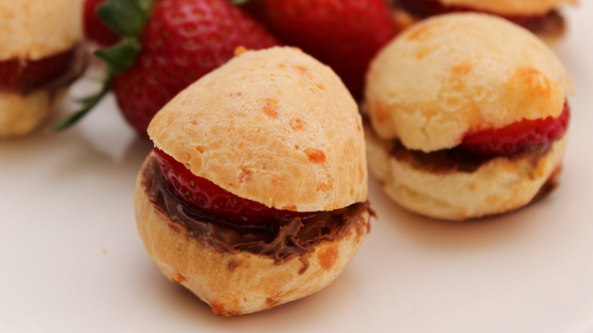 Pão de queijo recheado com creme de avelã com morango