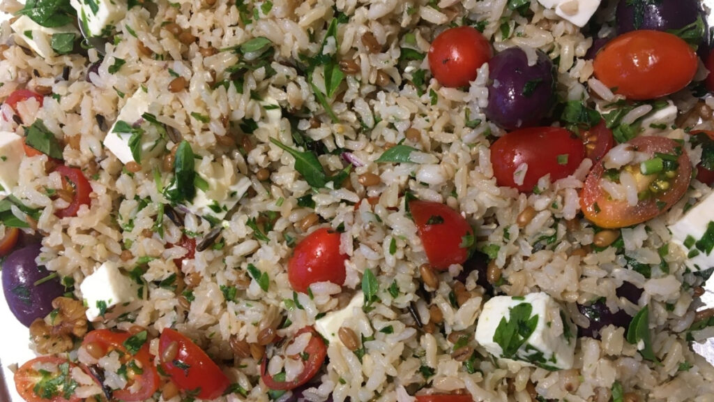 arroz com tomate cereja e azeitona preta e queijo