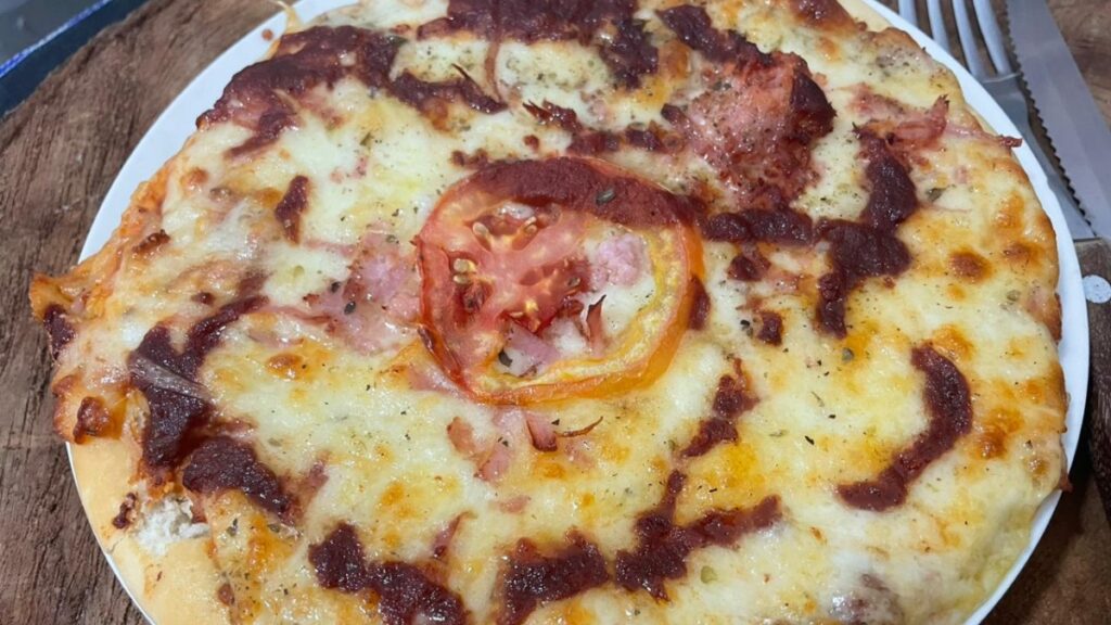 mini pizza de queijo e presunto na airfryer