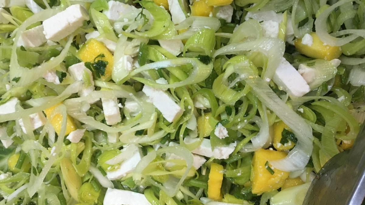 salada de chuchu ralada com queijo branco e manga