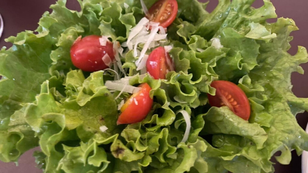 salada verde de alface com tomate cereja