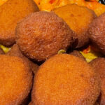 Bolinhos de acarajé caseiro com sabor de feira baiana