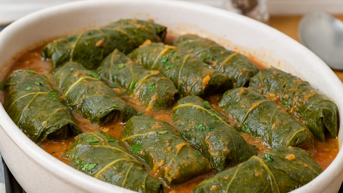 Charuto de couve ao molho de tomate