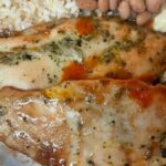 Esse frango assado com ervas e toque de limão é perfeito para marmita