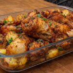 Pouca gente faz assim: o assado de frango com batatas que fica perfeito no forno