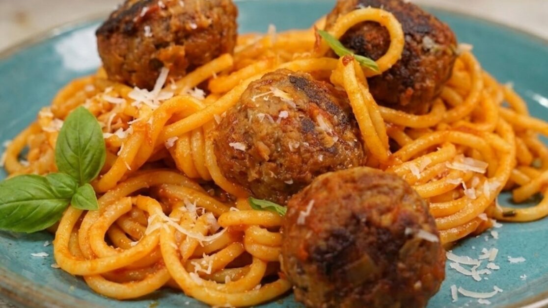 Almôndegas de carne com macarrão